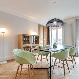 パリの広いコンテンポラリースタイルのLDKの画像 (グレーの壁、淡色無垢フローリング、ベージュの床)