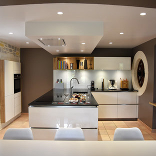 cuisine moderne avec un sol en carreau de terre cuite