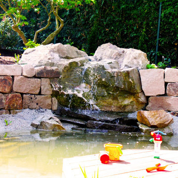 Quellstein aus Sandstein am Teich
