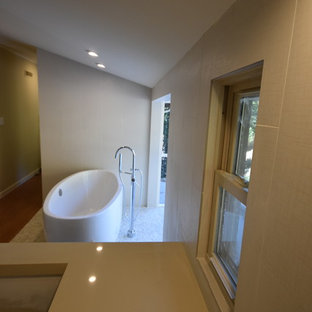 Esempio di una grande stanza da bagno padronale moderna con ante lisce, ante in legno scuro, vasca freestanding, doccia ad angolo, WC monopezzo, piastrelle beige, piastrelle in gres porcellanato, pareti beige, pavimento con piastrelle di ciottoli, lavabo sottopiano, top in rame e pavimento beige