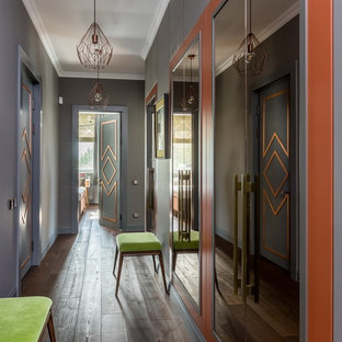 Новые идеи обустройства дома: коридор в современном стиле с серыми стенами, темным паркетным полом и коричневым полом