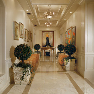 Idee per un ampio ingresso o corridoio classico con pareti bianche, pavimento in marmo e pavimento beige