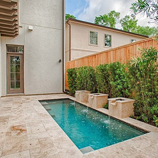ヒューストンの小さい長方形コンテンポラリースタイルのおしゃれな裏庭プール (噴水、天然石敷き) の写真