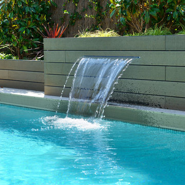 Un jardín en torno a la piscina