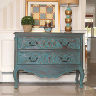 Immagine di un piccolo ingresso o corridoio eclettico con pareti con effetto metallico e pavimento in gres porcellanato