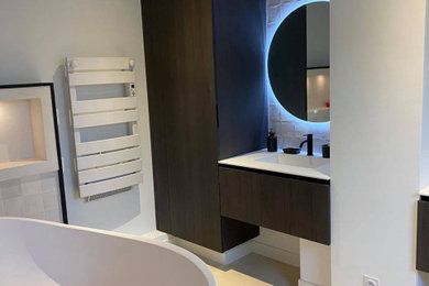 Réalisation d'une salle de bain design de taille moyenne avec un plan de toilette blanc et meuble double vasque.
