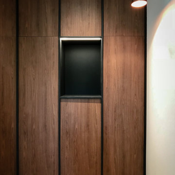 Entrée avec meuble intégré contemporain dans un appartement ancien