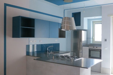 Foto di una piccola cucina minimal con lavello sottopiano, ante lisce, ante grigie, top in quarzo composito, elettrodomestici in acciaio inossidabile, parquet chiaro, penisola e top turchese