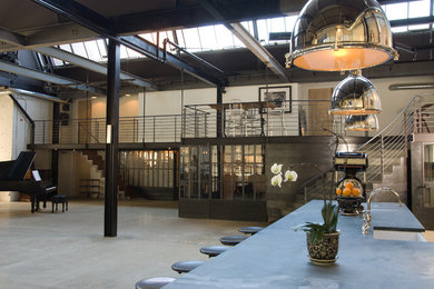 Example of an urban living room design in Philadelphia
