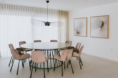 Foto de comedor minimalista grande abierto con paredes blancas, suelo de baldosas de cerámica, suelo gris y cuadros