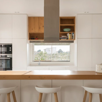 COCINA CON ISLA - Blanco y madera