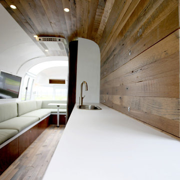 1985 345 Mobile Office Airstream - Delivering Happiness