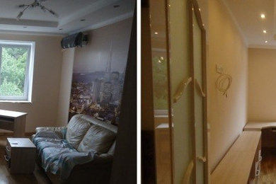 モスクワにあるお手頃価格の中くらいなトラディショナルスタイルのおしゃれなオープンリビング (ライブラリー、ベージュの壁、無垢フローリング、壁掛け型テレビ、ベージュの床) の写真