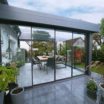 Sommergarten mit Flachdachoptik mit 2 fach Isolierglas im Dach und  Schiebetüren