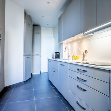 Rénovation d'une cuisine d'appartement en blanc et gris