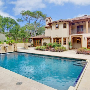 サンフランシスコの大きい長方形地中海スタイルのおしゃれなプール (噴水、天然石敷き) の写真