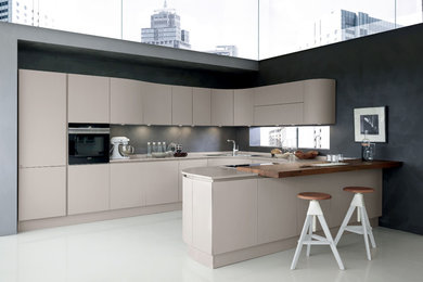 Offene Moderne Küche mit Unterbauwaschbecken, Mineralwerkstoff-Arbeitsplatte, Küchenrückwand in Beige und Kücheninsel in Köln
