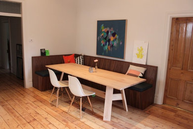 Свежая идея для дизайна: кухня-столовая среднего размера в скандинавском стиле с светлым паркетным полом - отличное фото интерьера