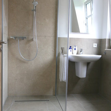 Barrierefreie Dusche mit Marmor-Wandverkleidung
