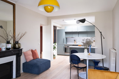 Idée de décoration pour une salle à manger ouverte sur la cuisine design de taille moyenne avec parquet clair et verrière.