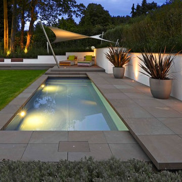Badebecken mit Lounge im Hintergrund