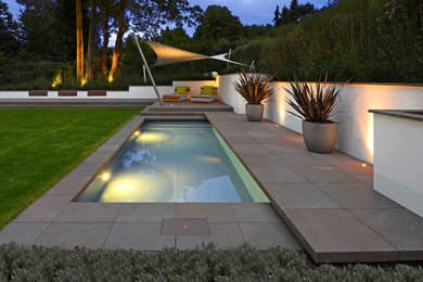 Mittelgroße, Halbschattige Moderne Gartenmauer im Sommer, neben dem Haus mit Dielen in Köln