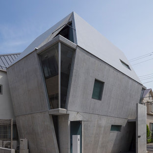 東京23区のコンテンポラリースタイルのおしゃれな三階建ての家 (コンクリートサイディング、グレーの外壁、戸建) の写真