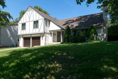 Diseño de fachada de casa multicolor y marrón grande de tres plantas con revestimiento de aglomerado de cemento, tejado de teja de madera y teja