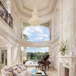 Geräumiges Mediterranes Musikzimmer mit weißer Wandfarbe und Kamin in Houston