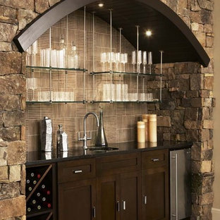 Idéer för att renovera ett funkis vardagsrum, med en hemmabar och tegelgolv