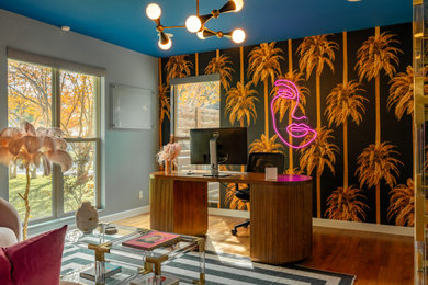Ejemplo de despacho bohemio con paredes multicolor, suelo de madera en tonos medios, escritorio independiente, suelo marrón y papel pintado