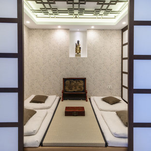 Ispirazione per una piccola camera da letto etnica con pareti multicolore, pavimento in bambù e pavimento beige