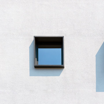 Diseño de las ventanas cuadradas particulares de la casa de Sant Fost