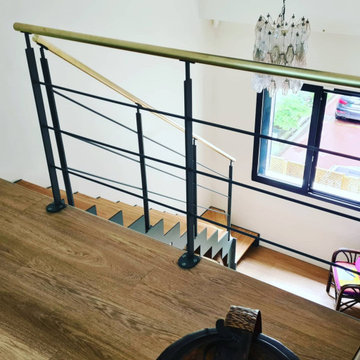 Escalier sur-mesure et garde-corps vert