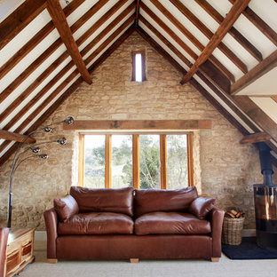 Bild på ett mellanstort funkis separat vardagsrum, med vita väggar, heltäckningsmatta, en öppen vedspis, en spiselkrans i sten och en väggmonterad TV