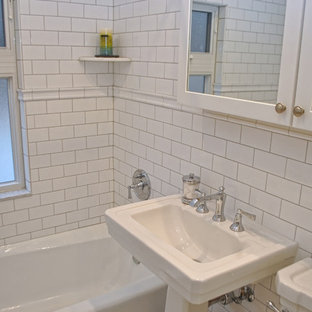 Esempio di una piccola stanza da bagno minimalista con lavabo a colonna, top in marmo, vasca ad alcova, vasca/doccia, WC a due pezzi, piastrelle bianche, piastrelle in ceramica, pareti bianche, ante in stile shaker, ante bianche e pavimento con piastrelle a mosaico