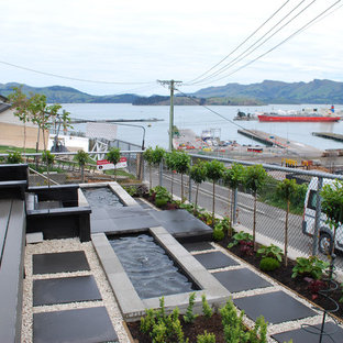 Geometrischer, Kleiner, Halbschattiger Eklektischer Hanggarten im Sommer mit Teich und Betonplatten in Christchurch