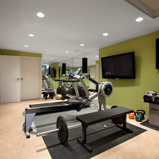バンクーバーのコンテンポラリースタイルのおしゃれなトレーニングルーム (コルクフローリング、緑の壁) の写真