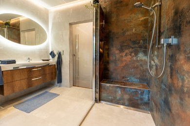 Mittelgroßes Modernes Duschbad mit bodengleicher Dusche, Wandtoilette, offener Dusche, weißer Waschtischplatte und Einzelwaschbecken in Sonstige
