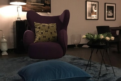Mittelgroßes, Repräsentatives, Fernseherloses, Offenes Modernes Wohnzimmer ohne Kamin mit brauner Wandfarbe, dunklem Holzboden und braunem Boden in Berlin