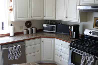 Kitchen - country kitchen idea in Other