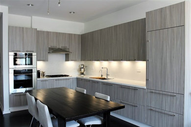 Example of a minimalist kitchen design in Chicago