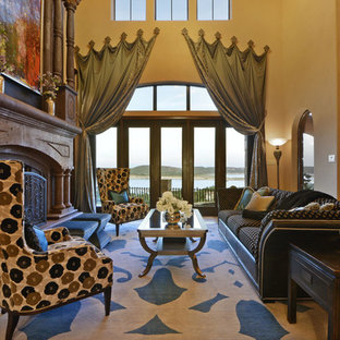 Ejemplo de salón para visitas abierto, mediterráneo, extra grande, con paredes beige, suelo de travertino y chimeneas suspendidas