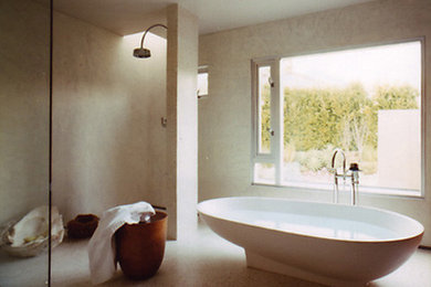 Ejemplo de cuarto de baño principal vintage de tamaño medio con bañera exenta, paredes beige y ducha abierta