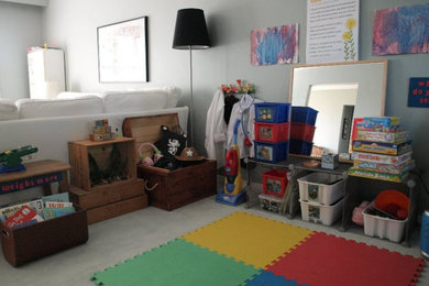 Imagen de dormitorio infantil de 1 a 3 años actual de tamaño medio con paredes beige
