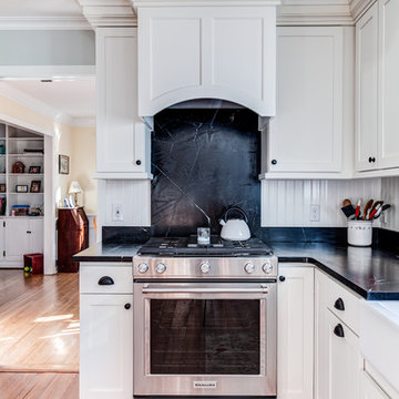 Countertop Extends to Backsplash Feature