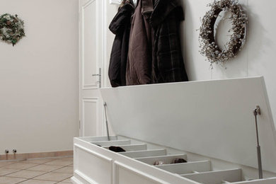 Mittelgroßer Country Flur mit weißer Wandfarbe, dunklem Holzboden und braunem Boden in Sonstige