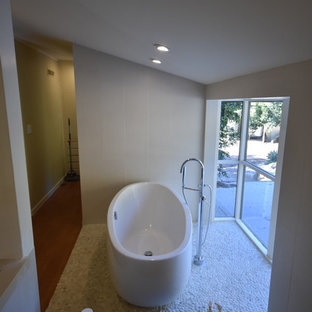 Immagine di una grande stanza da bagno padronale minimalista con ante lisce, ante in legno scuro, vasca freestanding, doccia ad angolo, WC monopezzo, piastrelle beige, piastrelle in gres porcellanato, pareti beige, pavimento con piastrelle di ciottoli, lavabo sottopiano, top in rame e pavimento beige