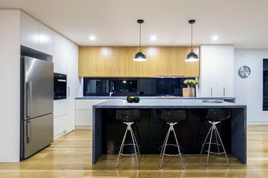Inspiration for a contemporary l-shaped eat-in kitchen in Melbourne with with island.