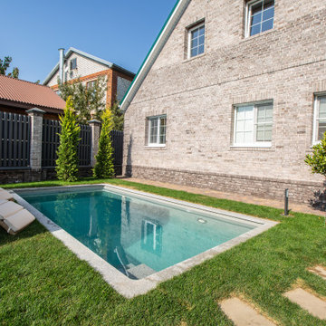 Комозитный бассейн с парящей архитектурой